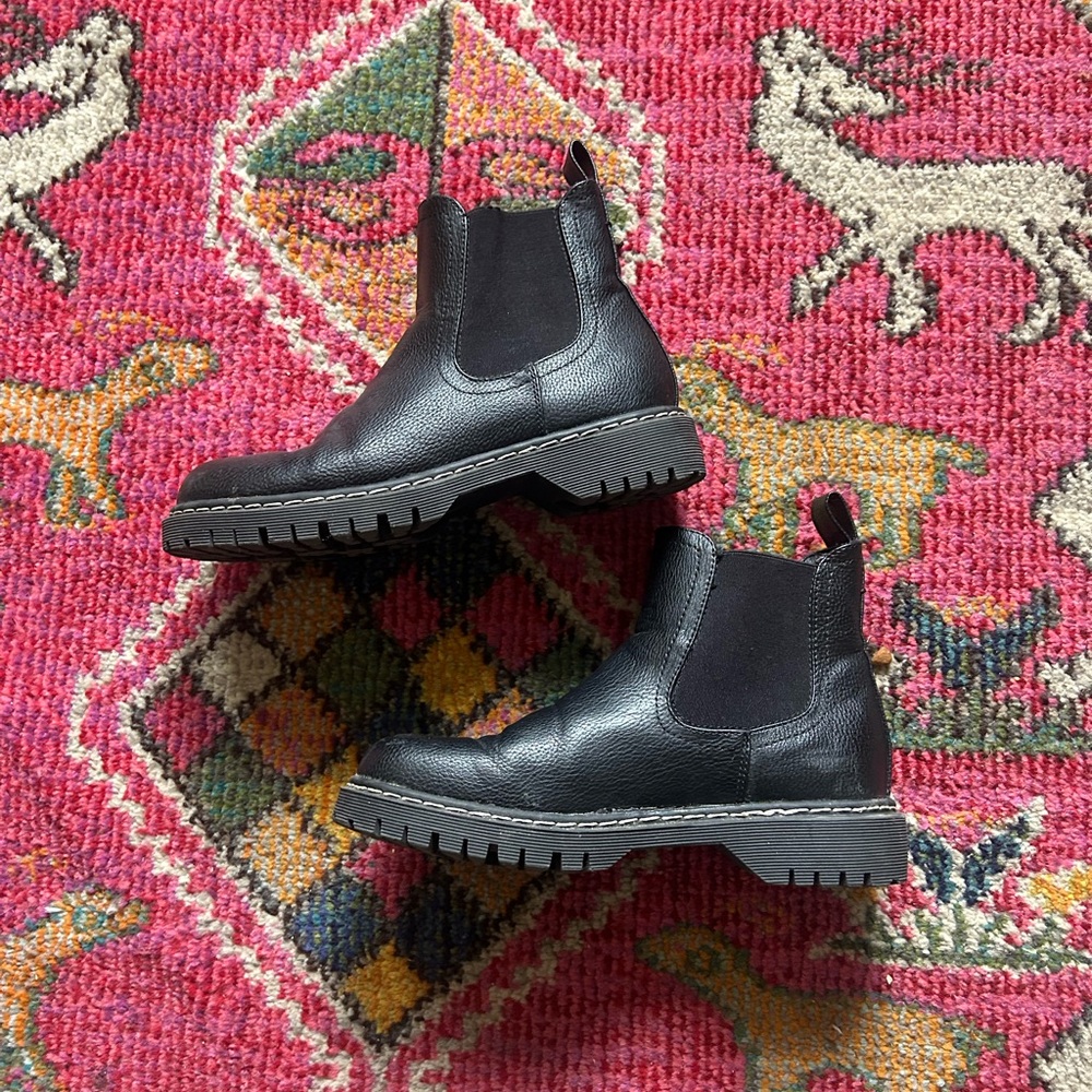 Classic black pull on Chelsea boots women’s size 6